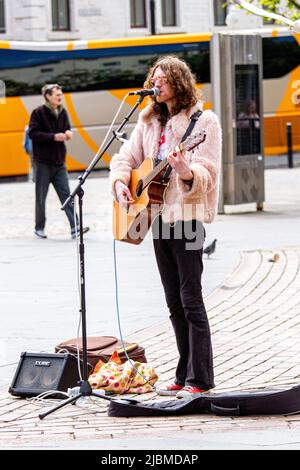 Dundee, Tayside, Schottland, Großbritannien. 7.. Juni 2022. UK Wetter: Die Temperaturen in Nordostschottland erreichten aufgrund der warmen Sonne und einer kühlen westlichen Brise 14 Grad. Lokaler Glam Rock-Performer, der auf den Straßen von Dundee unterwegs ist. Connor Byrne `s ein bekannter Gitarrist und Sänger, der klassische 70er-Jahre-Songs von T-Rex, David Bowie und sogar The Beatles' Don't Let Me Down' vorführt. Kredit: Dundee Photographics/Alamy Live Nachrichten Stockfoto